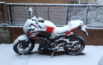 雪に埋もれたバイク